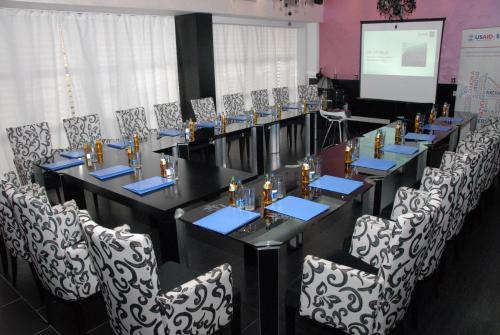 B&B Rose - image 2