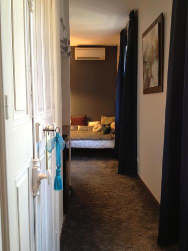 1 king bed, 1 twin bed
