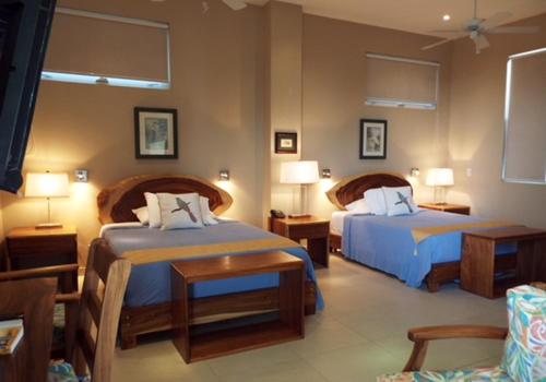 2 queen beds