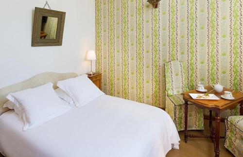 Hotel de la Poste Hotel de la Poste is conveniently located in the popular Corps area. Featuring a satisfying list of amenities, guests will find their stay at the property a comfortable one. Service-minded staff will 
