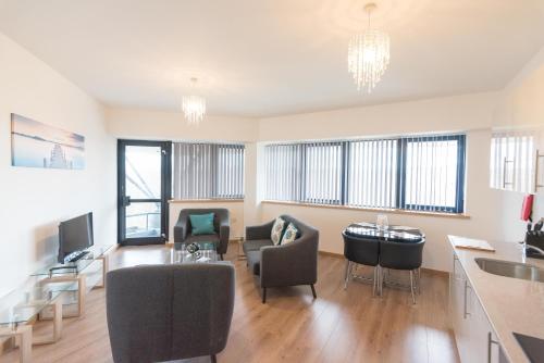 Hamilton Grace 2 Bed 1 Bath Plenty of Parking SN5 - image 9
