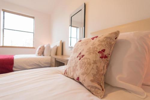 Hamilton Grace 2 Bed 1 Bath Plenty of Parking SN5 - image 4