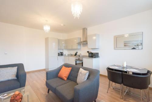 Hamilton Grace 2 Bed 1 Bath Plenty of Parking SN5 - image 2