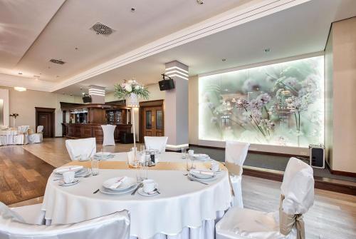 Restoran, Dworek Komorno in Rogi