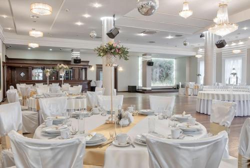Restoran, Dworek Komorno in Rogi