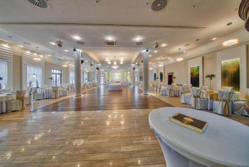 Restoran, Dworek Komorno in Rogi