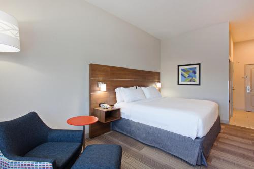 Holiday Inn Express & Suites Corona, an IHG Hotel