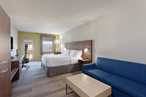 Holiday Inn Express & Suites Corona, an IHG Hotel