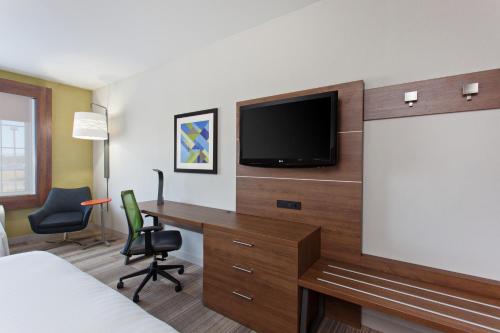 Holiday Inn Express Hotel & Suites Corona an IHG Hotel - image 4