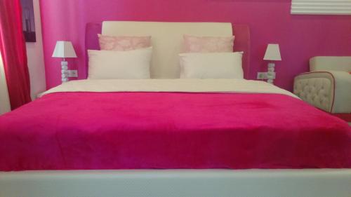 Bett, Pink Apartment near Airport in T'bilisi City