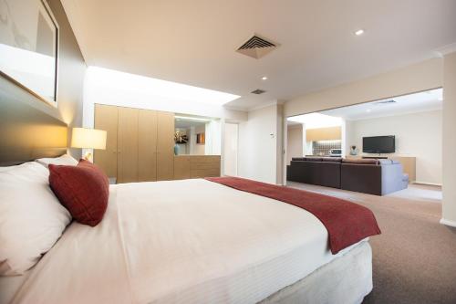 Ramada Hotel & Suites by Wyndham Cabramatta - image 10