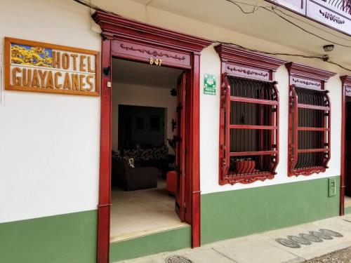 casa de hospedaje guayacanes jardin en