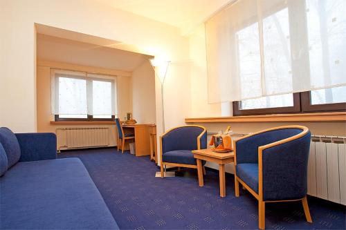 2 twin beds, 1 sofa bed