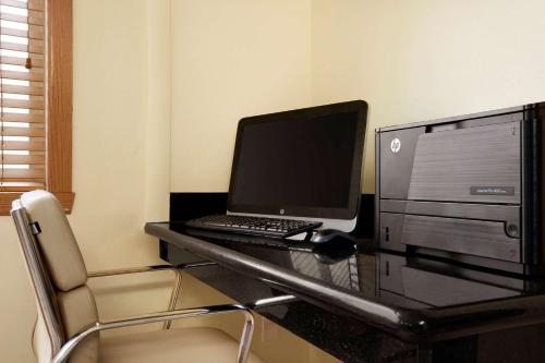 Super 8 by Wyndham West Fargo Main Ave ND - image 12