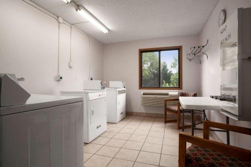 Super 8 by Wyndham Westminster Denver North - image 3