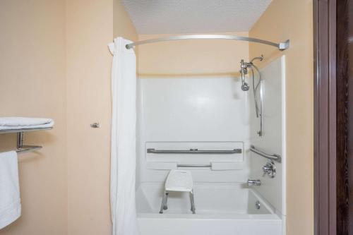 Super 8 by Wyndham Campbellsville KY - image 7