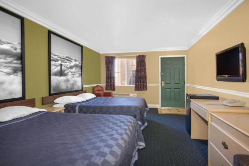 Super 8 by Wyndham Hayward Downtown – Hayward, CA