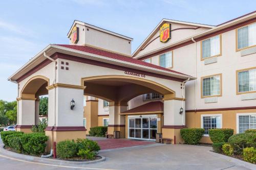 Super 8 by Wyndham Hillsboro TX in Hillsboro, USA