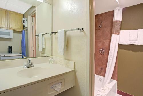 Super 8 by Wyndham Wheat Ridge/Denver West - image 3