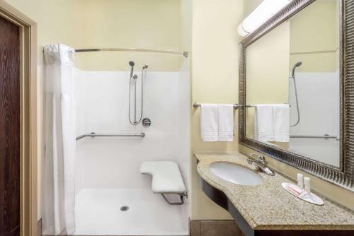 Super 8 by Wyndham Hidalgo at La Plaza Mall & Mcallen Airport - image 9