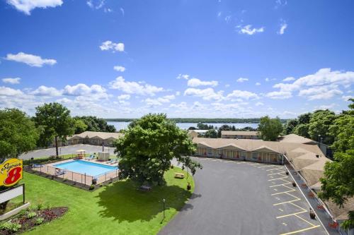 Super 8 by Wyndham Brockville - Accommodation