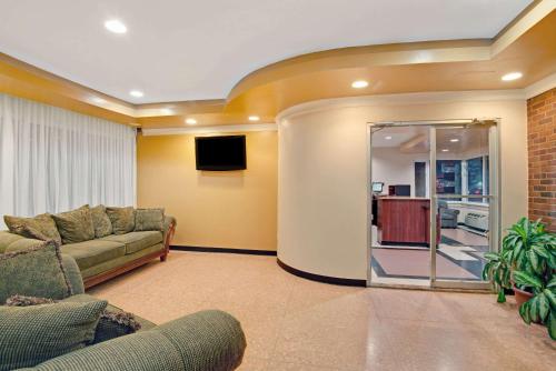 Super 8 by Wyndham Milford/New Haven in Milford, USA