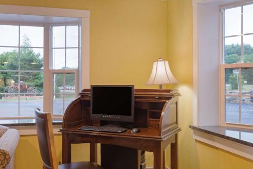 Super 8 by Wyndham Sturbridge Super 8 by Wyndham Sturbridge