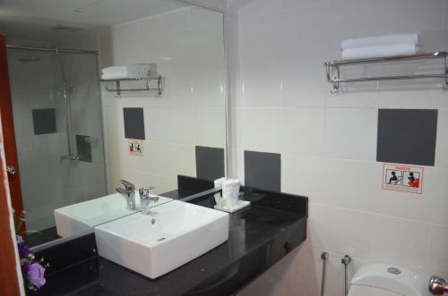 TD Mutiara Hotel Semporna Room Type - Deluxe King Room