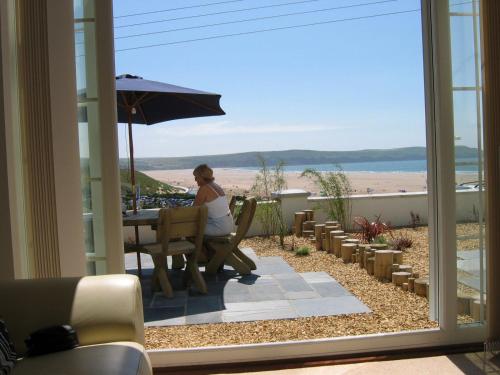 บริการและสิ่งอำนวยความสะดวก, Southover Beach in วูลาคอมบ์