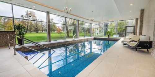 Úszómedence, Chateau Appony in Oponice