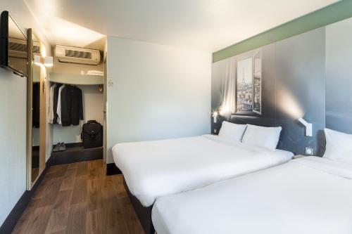 1 queen bed, 1 twin bed