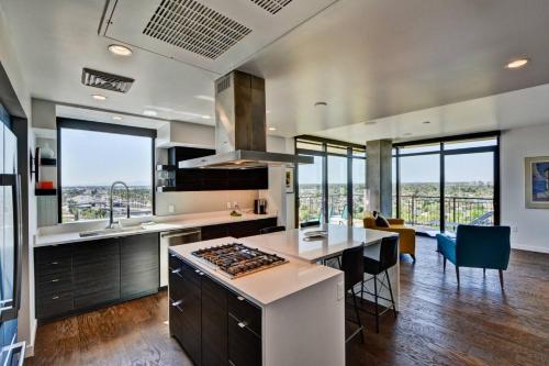 Condo in Downtown PHX - image 6