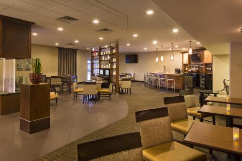 DoubleTree by Hilton Hotel Raleigh - Brownstone - University - image 9