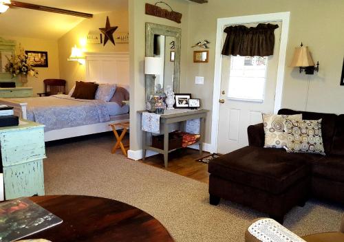 Piney Hill B & B and Cottages Piney Hill B & B and Cottages