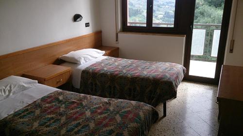 2 twin beds