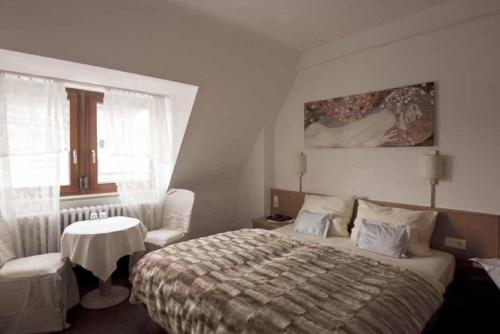 1 double bed, 1 twin bed