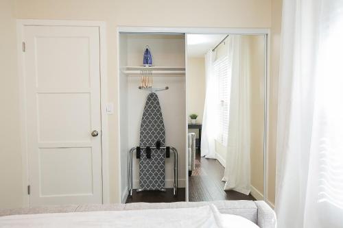 Belmont Heights Long Beach- King Bed - Fast WiFi - Free Parking - image 6
