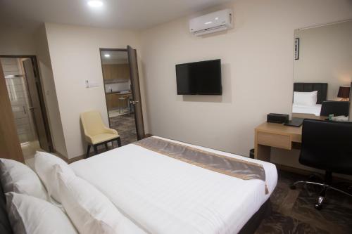 Executive Two-Bedroom Apartment image 10