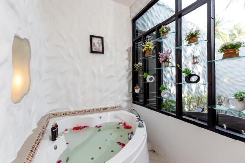 room detail thumbnail 2