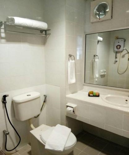Standard Twin Room image 1