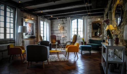 ผับ/เลาจน์, Hostellerie Les Griffons in บร็องตูม