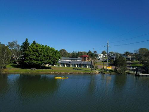 . Hibiscus Lakeside Motel