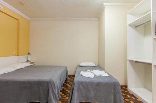 1 double bed, 1 twin bed