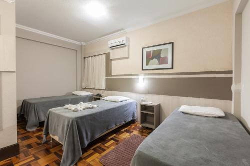 1 double bed, 1 twin bed