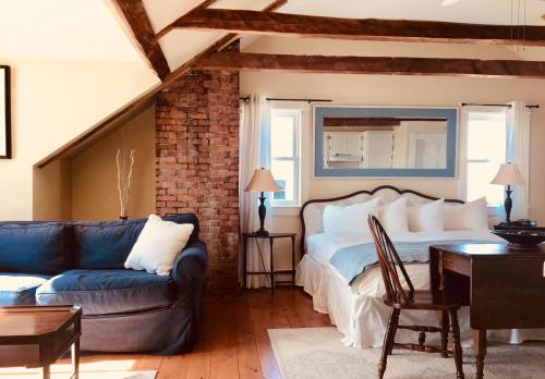 Deluxe King Suite