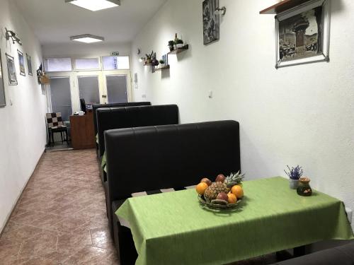 Спільний лаунж/ТБ зона, Kingdom Rooms Visoko in Вісоко