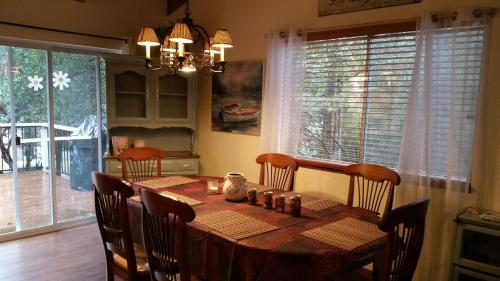 Lovely Mountain Lake Chalet by Yosemite: Equipped! thumb 2