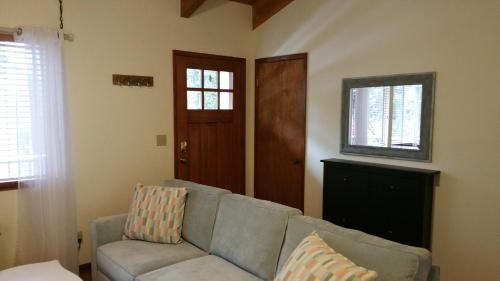 Lovely Mountain Lake Chalet by Yosemite: Equipped! thumb 3