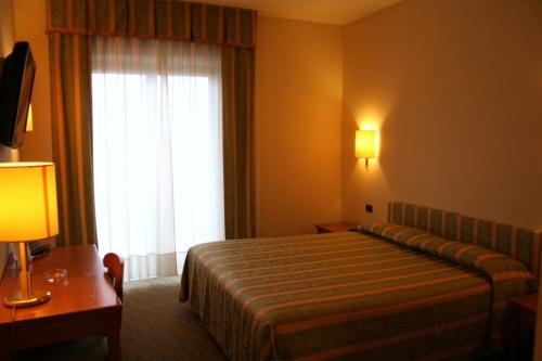 1 queen bed, 1 twin bed