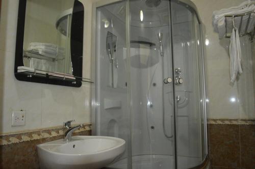 Chambre avec 2 lits, salle de bain privée